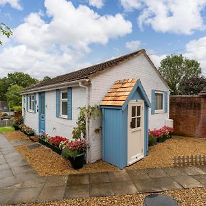 1 Bed House In Hampshire Villa Chandler's Ford Exterior photo