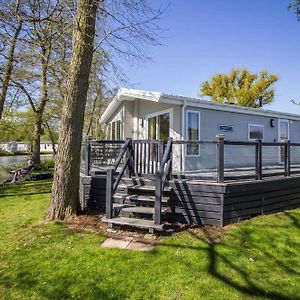 Stunning Lodge Boasting Lake Views At Weely Bridge Holiday Park Ref 69005L Weeley Exterior photo