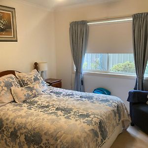 Home Stay Queen Room With Shared Bathroom Swan Hill Exterior photo