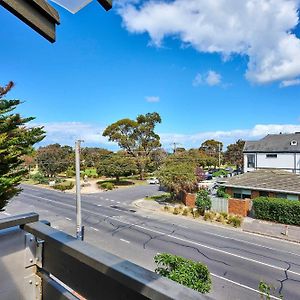 Stylish 1-Bedroom Retreat On Hampton Street Melbourne Exterior photo