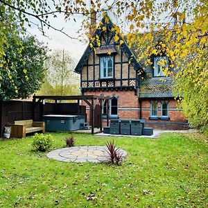 The Gingerbread House Villa Lincoln Exterior photo