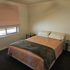 Quiet Bedroom Own Bathroom At Home In Golden Square Bendigo Exterior photo