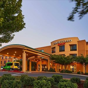 Courtyard Medford Airport Hotel Exterior photo