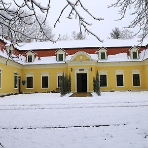 Pluto Lovas Vendeghaz Hotel Szilvasvarad Exterior photo