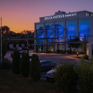 Delta Hotels By Marriott Milwaukee Northwest Menomonee Falls Exterior photo