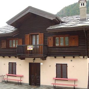 Delizioso Appartamento Quadrilocale Con Terrazzo E Balcone, Piano Terra Brusson Exterior photo