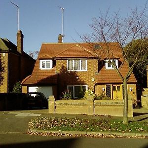 Guest House Ellipse - Whetstone Barnet Exterior photo