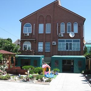 Super Comfort Guest House Berdyansk Exterior photo