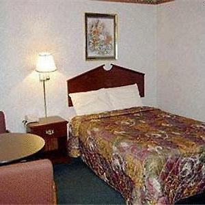 Regency Inn & Suites Greensboro Room photo