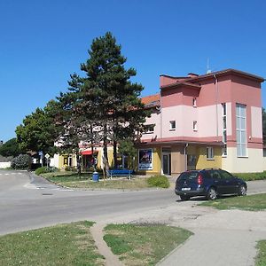 Kulturne Spolecenske Centrum Hotel Hrusky  Exterior photo