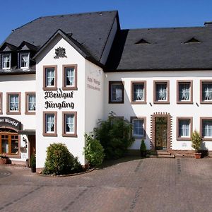 Gastehaus Weingut - Frohliches Weinfass Hotel Kenn Exterior photo