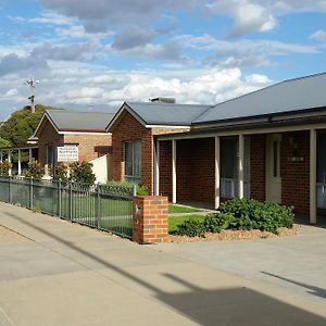 Numurkah Self Contained Apartments - The Saxton Exterior photo