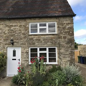 Cottage On The Green Brackley  Exterior photo