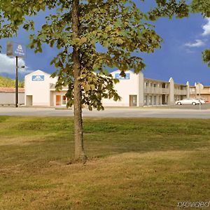 Econo Lodge Metropolis Exterior photo