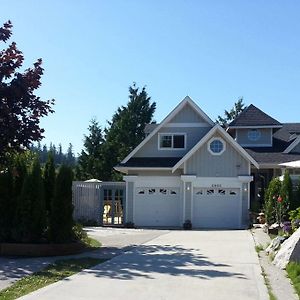 Above The Inlet Hotel Sechelt Exterior photo