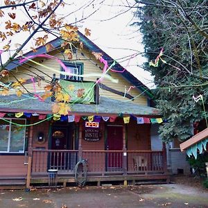 Eugene Lodge And International Hostel Exterior photo