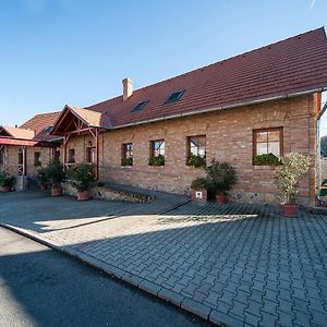 Wekler Csaladi Pinceszet Es Panzio Hotel Mecseknadasd Exterior photo