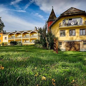 Hofgut Held Hotel Pruem Exterior photo