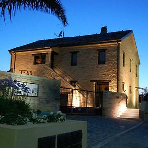 La Tana Dei Leoni Bed & Breakfast Monsampolo Del Tronto Exterior photo