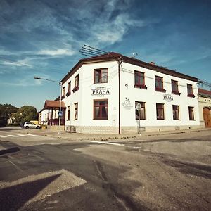 Restaurace A Penzion Praha Hotel Dolni Dunajovice Exterior photo