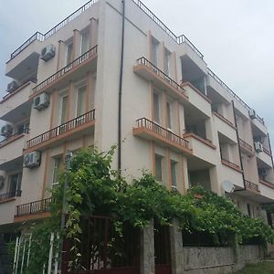 Kesta Za Gosti Semacetvo Mavrovi Hotel Rezovo Exterior photo