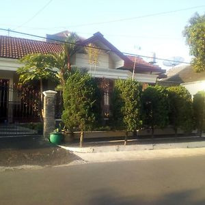 Nusin 54 Homestay Malang Exterior photo