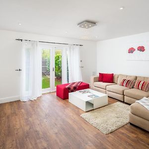 Joivy Stunning 2-Bed Flat With Garden Patio In West London Apartment Exterior photo