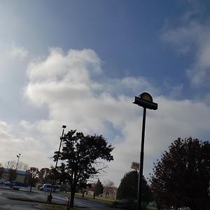 Days Inn & Suites By Wyndham Merrillville Exterior photo