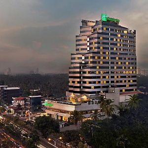 Holiday Inn Cochin, An Ihg Hotel Kochi Exterior photo