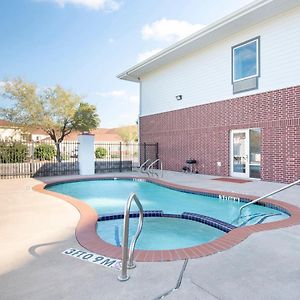 Oyo Townhouse Clute Lake Jackson Hotel Exterior photo