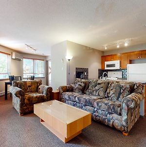 Town Plaza Suites Whistler Room photo