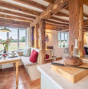 Stylish Rural Cottage With Views Over Fields And The River Stour - The Granary Colchester Exterior photo