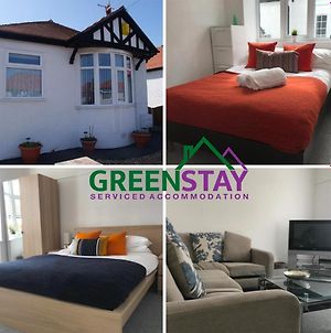 "Eastville Court Rhyl" By Greenstay Serviced Accommodation - Cosy 2 Bedroom Bungalow With Parking, Netflix & Wi-Fi, Close To Beaches, Shops & Restaurants - Ideal For Families, Business Travellers & Contractors Exterior photo