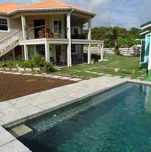 Waves Villa Guesthouse Kingstown Exterior photo