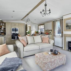 Captivating Bluebell Lodge 2-Bed Cotswolds Caravan Cirencester Exterior photo