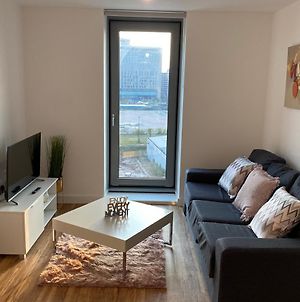1 Bedroom Lovely Apartment In Salford Quays Free Street Parking Subject To Availability Manchester Exterior photo