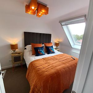The Hideaway - Luxury Self Catering Coastal Apartment With Private Entrance , Just A Few Minutes Walk To The Beach , Solent Way Walk , Shops , Eateries & Bars - Free Off Road Parking Lymington Exterior photo