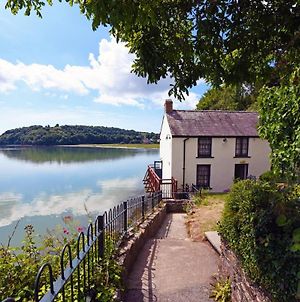York Lodge- Spacious 3 Bed Bungalow With Wonderful Estuary Views Laugharne Exterior photo