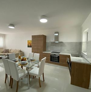 Sunshine Apartments Mellieha - Modern Three Bedroom Ground Floor Apartment With Yard Exterior photo