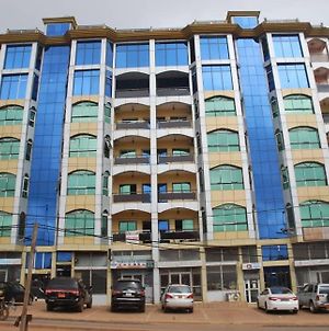 Chris Complex - Modern High Rise Mixed Use Luxury Building Apartment Yaounde Exterior photo