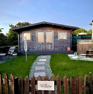 Willow Glamping Hut With Hot Tub, Ensuite, Bbq, Firepit, Views, Fenced Garden, Dog Friendly, Alpacas On Site On Anglesey, North Wales Amlwch Exterior photo