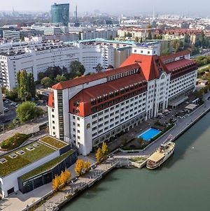 Hilton Vienna Waterfront Hotel Exterior photo