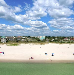 Travelodge By Wyndham Panama City Beach / Beachfront Exterior photo