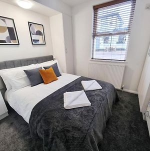 Cosy 2 Bed Apartment Nearby Train Station! Watford  Exterior photo