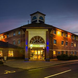 Holiday Inn Express Warwick - Stratford-Upon-Avon, An Ihg Hotel Exterior photo
