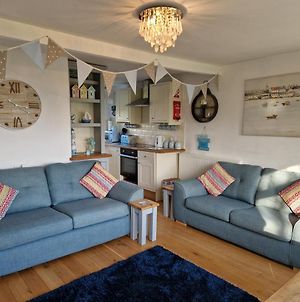 Lovely Two Bedroom Chalet Sleeps 4 In Dartmouth Wifi Electric Inc Pet Friendly Exterior photo