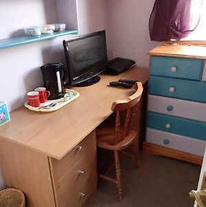 Home From Home With Full Virgin Channels, Wifi & Free Parking Poole Exterior photo