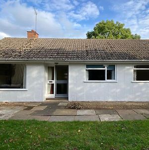 Cheerful 3 Bedroom Bungalow With Indoor Fire Place Gloucester Exterior photo