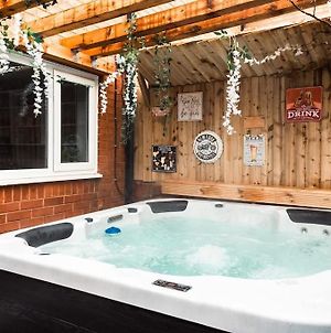 Lovely 2-Br House In Liverpool With Hot Tub! Exterior photo
