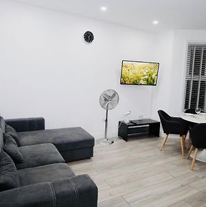 E2M Stays Lovely Apt Close To Ilford Station With Free Parking Exterior photo